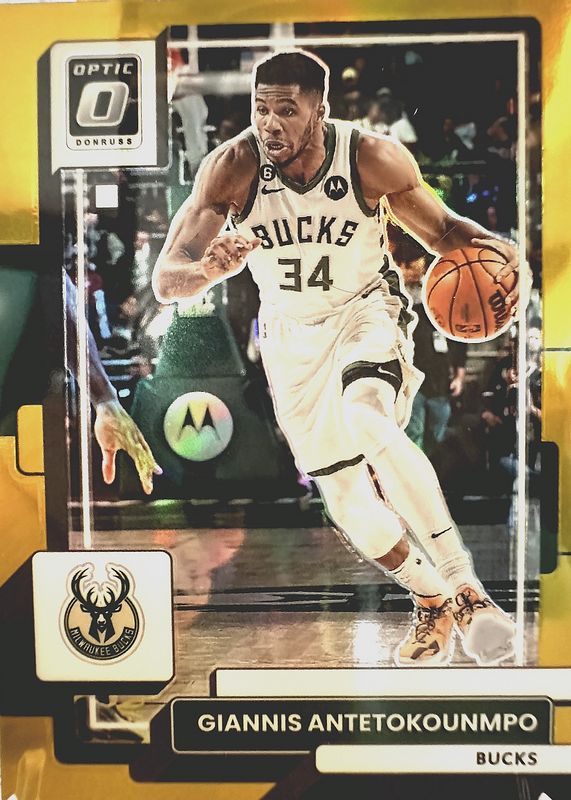 Giannis Antetokounmpo 2022 Optic #75 Gold /10 PSA 10