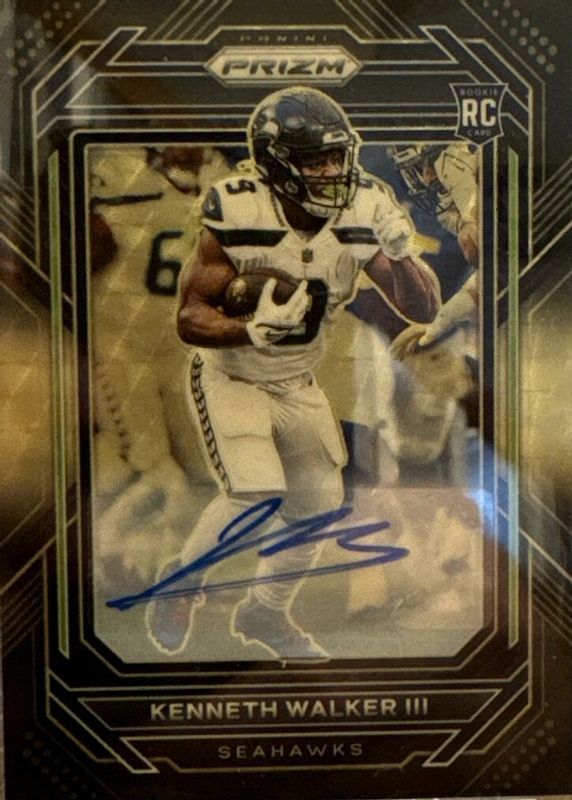 Kenneth Walker III 2022 Chronicles #PB-19 Prizm Black Signatures - Gold Vinyl /5 Rookie RAW