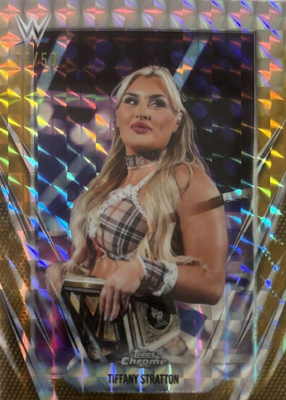 2026 Topps Chrome WWE #29 Gold Geometric Refractor /50