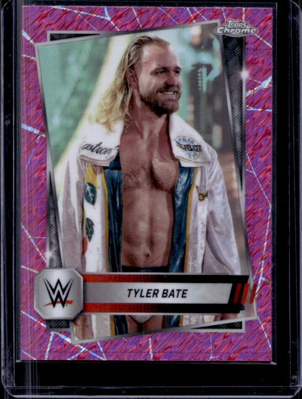 2025 Topps Chrome WWE #157 Pink Shimmer Refractor