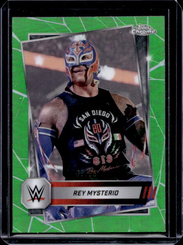 2025 Topps Chrome WWE #62 Green Refractor /99