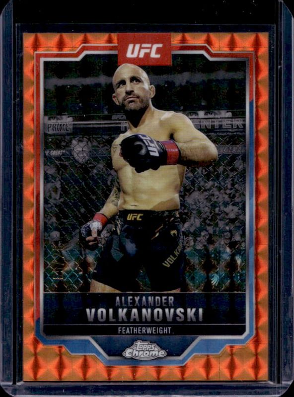 Alexander Volkanovski 2025 Topps Chrome UFC #18 Orange Geometric Refractor /25 RAW