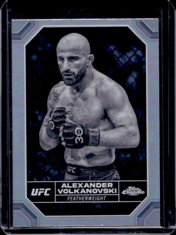 Alexander Volkanovski 2024 Topps Chrome UFC #7 Negative Refractor RAW