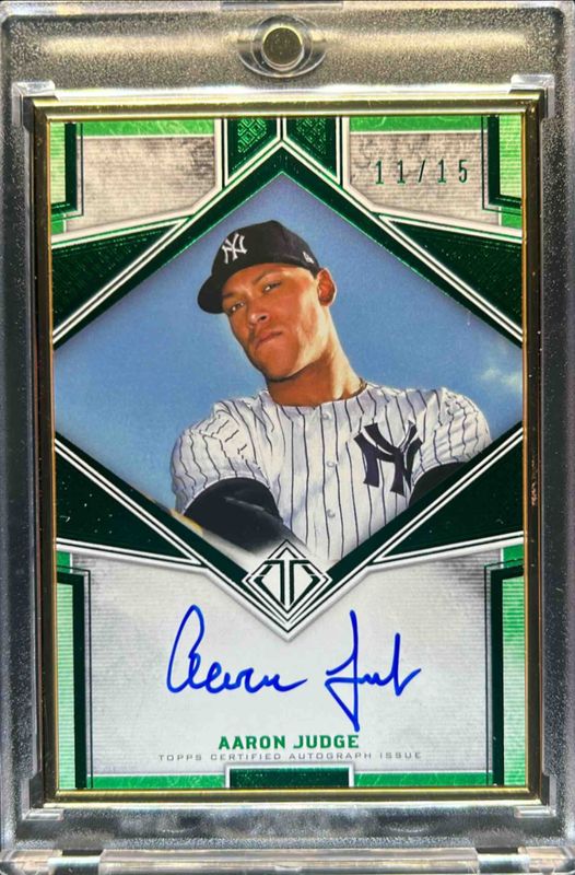 Aaron Judge 2019 Topps Transcendent #TCA-AJ Transcendent Autographs - Emerald /15 RAW