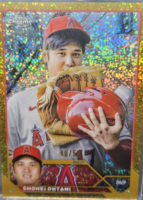 Shohei Ohtani 2023 Topps Chrome #17 SP Variation - Gold Speckle Refractor /50 (Holding Towel, Glove & Helmet) RAW