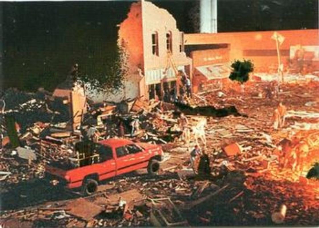 1996 Donruss Twister: The Dark Side of Nature #F7 Foil