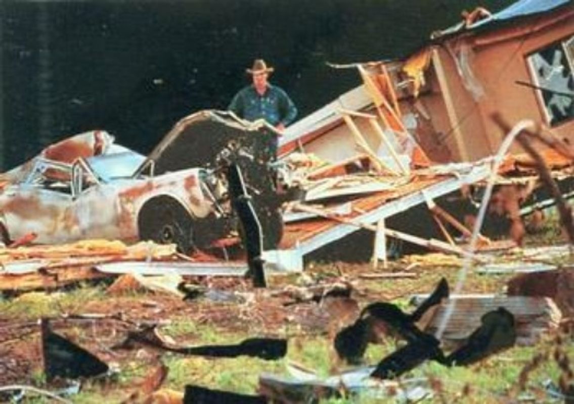 1996 Donruss Twister: The Dark Side of Nature #F9 Foil