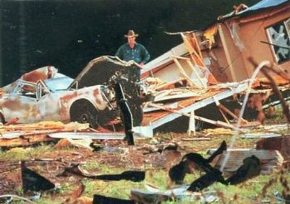 1996 Donruss Twister: The Dark Side of Nature #F9 Foil