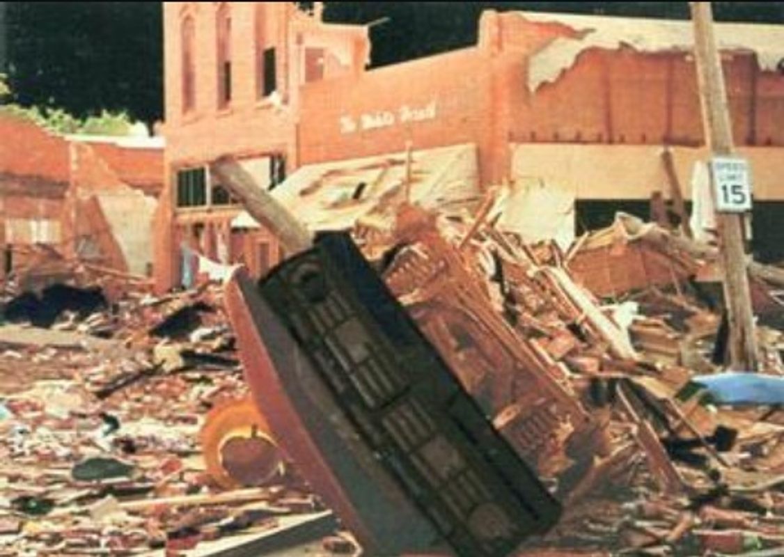 1996 Donruss Twister: The Dark Side of Nature #F5 Foil